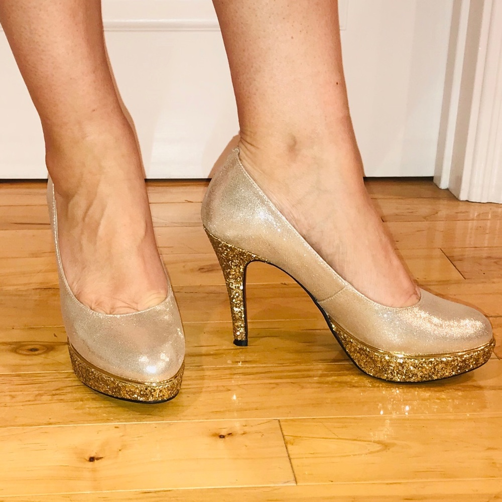 Golden Pumps w/ gold glitter heel size 8.5